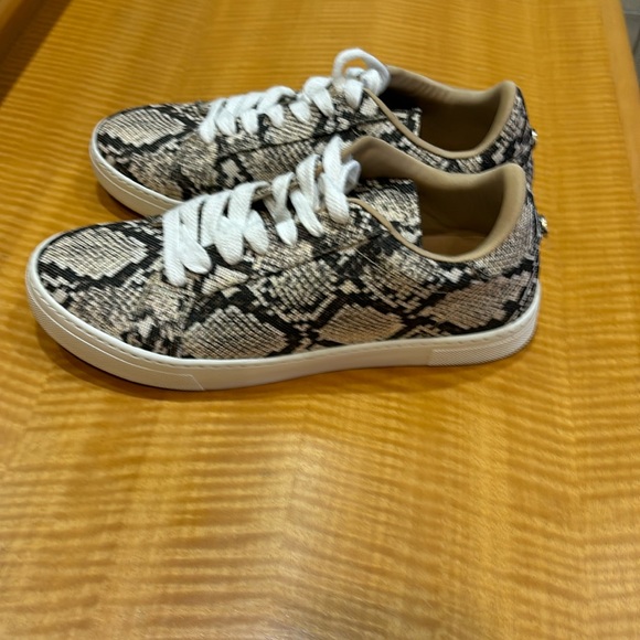 🌸 STEVE MADDEN Women's Vonn Python
Animal Print Sneakers 🌸 - Picture 2 of 8